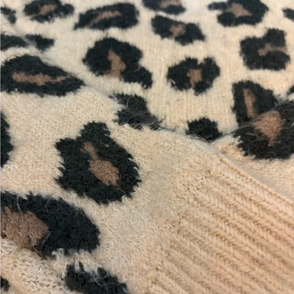 Pink Victoria’s Secret cheetah print fuzzy sweater size M - Picture 3 of 5